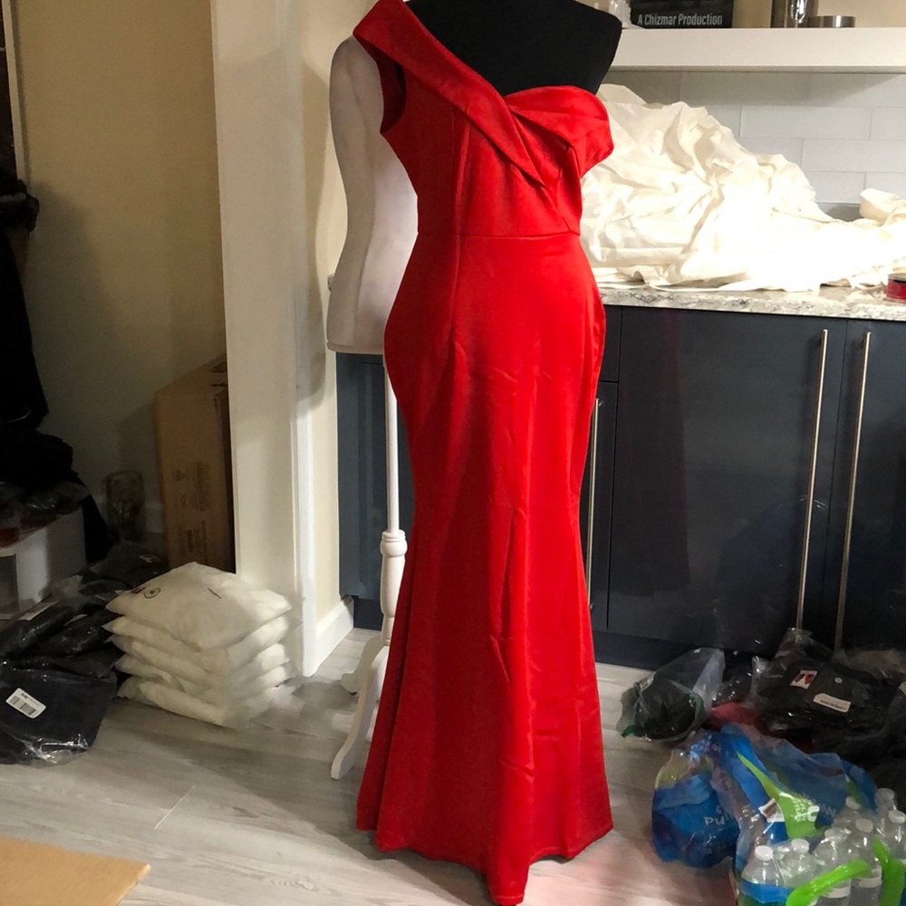 Red one shoulder flared bottom maxi - Picture 2 of 8